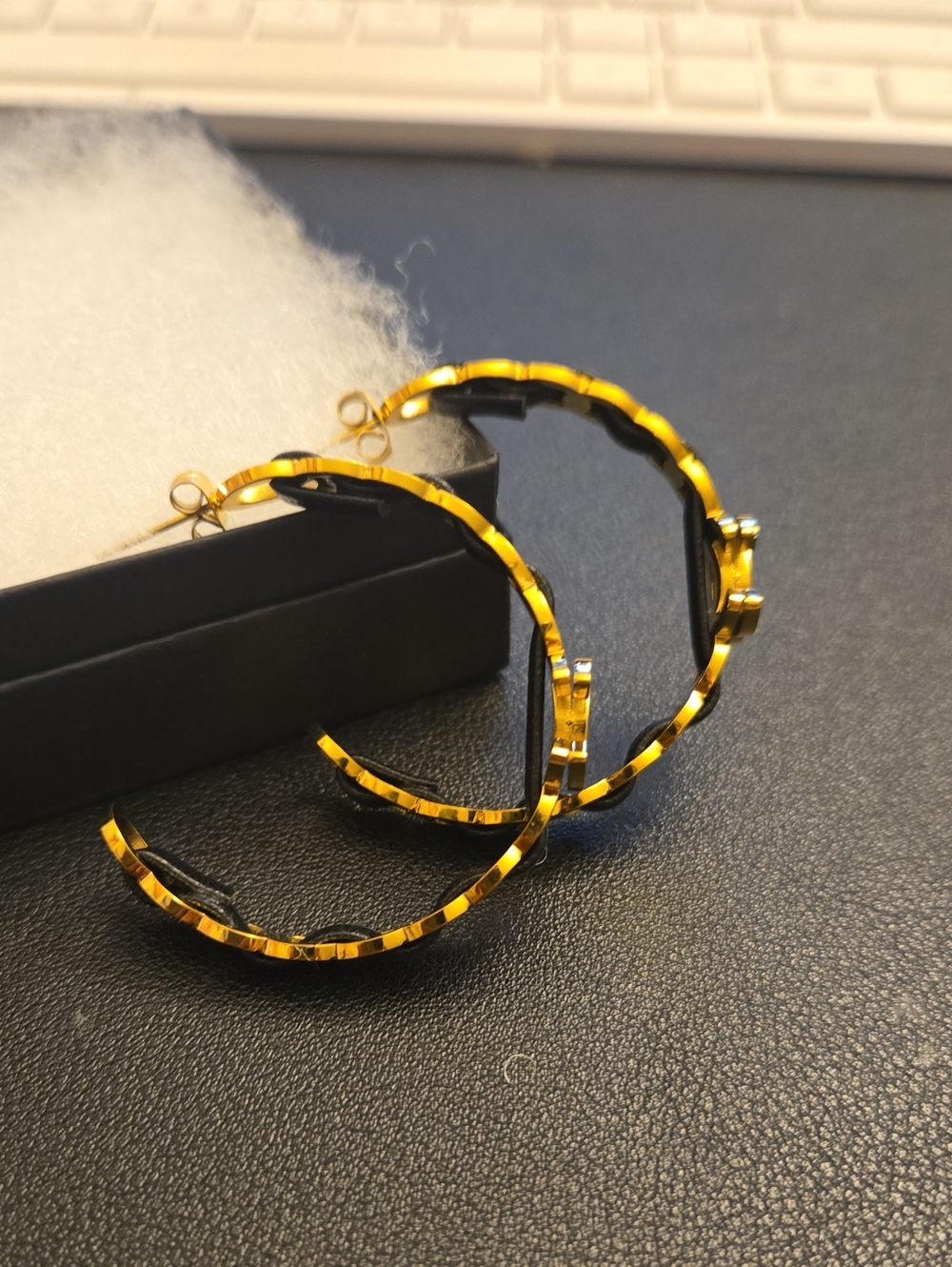 Fashion Gold & Leather hoops earrings - Picture 4 of 4